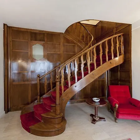 Sleeps 10 Air Con Wifi
