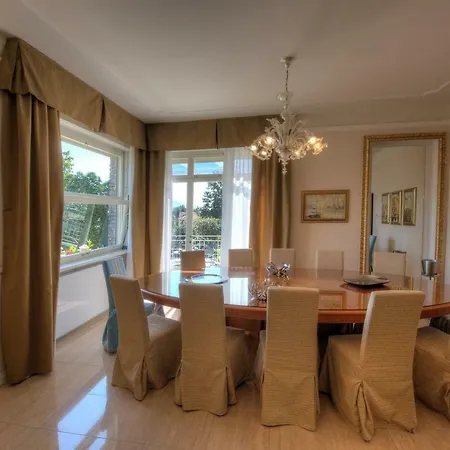 Sleeps 10 Air Con Wifi Willa Baveno