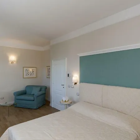 Sleeps 10 Air Con Wifi