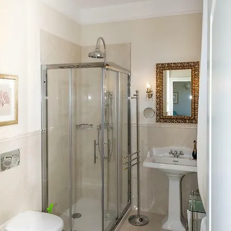 Sleeps 10 Air Con Wifi Baveno