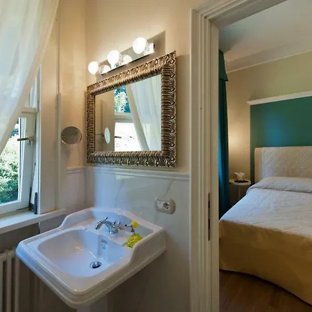 Sleeps 10 Air Con Wifi Baveno